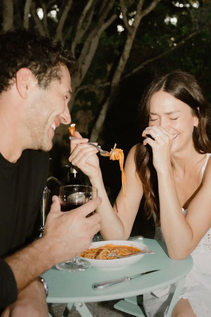 Pareja riendo durante una cita