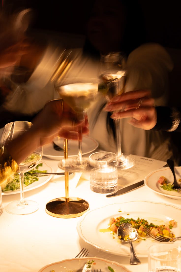 Brindis durante una cena a la luz de las velas